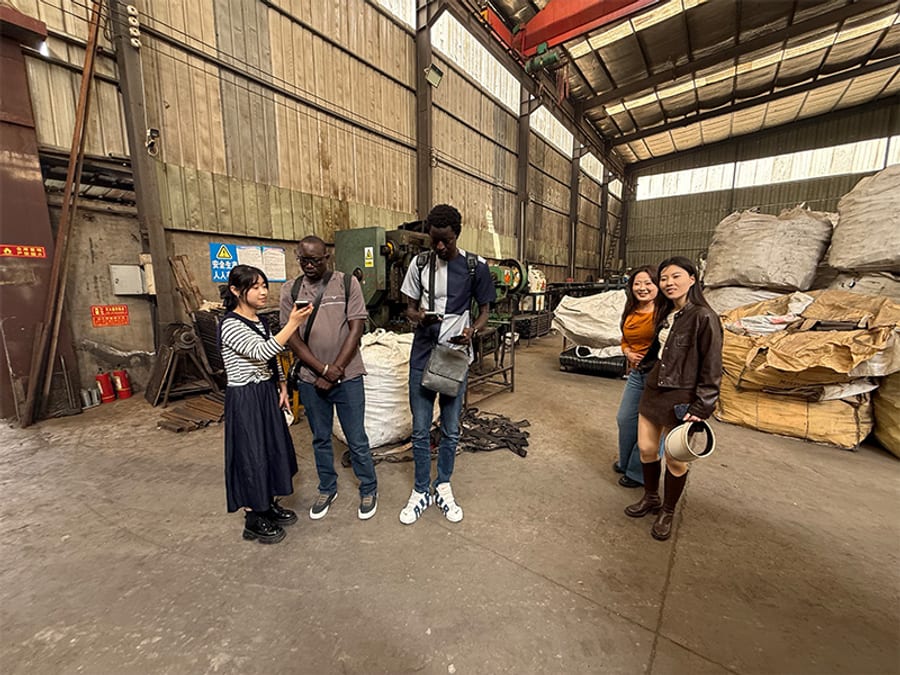 Customers visiting Taihe workshop and production area
